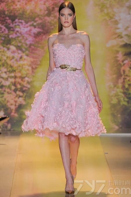 黎巴嫩时装设计师祖海·慕拉（Zuhair Murad）推出了其2014年春夏高定系列女装，该系列女装给人梦幻般的感觉，以礼服为侧重点。集浪漫的蕾丝花边、清新明亮的色彩以及闪亮的饰片和玻璃珠为一体，奢华美艳，这一切的灵感来自于春天的花园里盛开的花朵。Zuhair Murad礼服的外观华丽，轮廓非常女性化，领口的碎花装饰甜美迷人，每一件作品都是那么娇艳美丽！