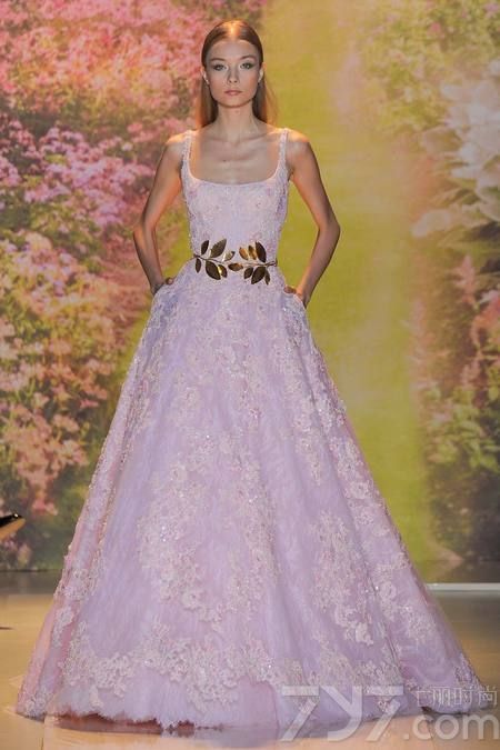 黎巴嫩时装设计师祖海·慕拉（Zuhair Murad）推出了其2014年春夏高定系列女装，该系列女装给人梦幻般的感觉，以礼服为侧重点。集浪漫的蕾丝花边、清新明亮的色彩以及闪亮的饰片和玻璃珠为一体，奢华美艳，这一切的灵感来自于春天的花园里盛开的花朵。Zuhair Murad礼服的外观华丽，轮廓非常女性化，领口的碎花装饰甜美迷人，每一件作品都是那么娇艳美丽！