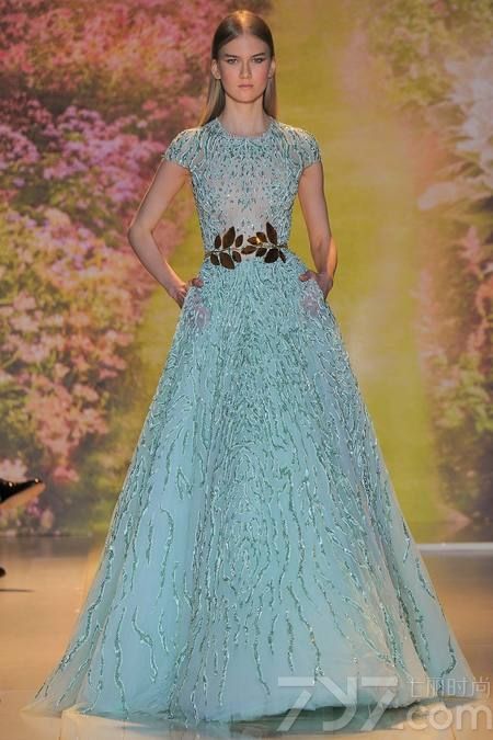 黎巴嫩时装设计师祖海·慕拉（Zuhair Murad）推出了其2014年春夏高定系列女装，该系列女装给人梦幻般的感觉，以礼服为侧重点。集浪漫的蕾丝花边、清新明亮的色彩以及闪亮的饰片和玻璃珠为一体，奢华美艳，这一切的灵感来自于春天的花园里盛开的花朵。Zuhair Murad礼服的外观华丽，轮廓非常女性化，领口的碎花装饰甜美迷人，每一件作品都是那么娇艳美丽！