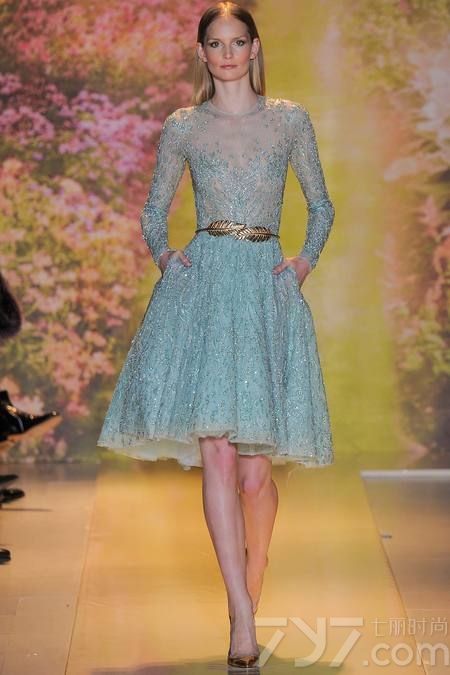 黎巴嫩时装设计师祖海·慕拉（Zuhair Murad）推出了其2014年春夏高定系列女装，该系列女装给人梦幻般的感觉，以礼服为侧重点。集浪漫的蕾丝花边、清新明亮的色彩以及闪亮的饰片和玻璃珠为一体，奢华美艳，这一切的灵感来自于春天的花园里盛开的花朵。Zuhair Murad礼服的外观华丽，轮廓非常女性化，领口的碎花装饰甜美迷人，每一件作品都是那么娇艳美丽！