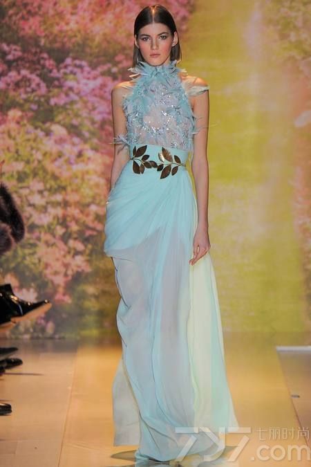 黎巴嫩时装设计师祖海·慕拉（Zuhair Murad）推出了其2014年春夏高定系列女装，该系列女装给人梦幻般的感觉，以礼服为侧重点。集浪漫的蕾丝花边、清新明亮的色彩以及闪亮的饰片和玻璃珠为一体，奢华美艳，这一切的灵感来自于春天的花园里盛开的花朵。Zuhair Murad礼服的外观华丽，轮廓非常女性化，领口的碎花装饰甜美迷人，每一件作品都是那么娇艳美丽！