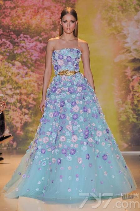 黎巴嫩时装设计师祖海·慕拉（Zuhair Murad）推出了其2014年春夏高定系列女装，该系列女装给人梦幻般的感觉，以礼服为侧重点。集浪漫的蕾丝花边、清新明亮的色彩以及闪亮的饰片和玻璃珠为一体，奢华美艳，这一切的灵感来自于春天的花园里盛开的花朵。Zuhair Murad礼服的外观华丽，轮廓非常女性化，领口的碎花装饰甜美迷人，每一件作品都是那么娇艳美丽！