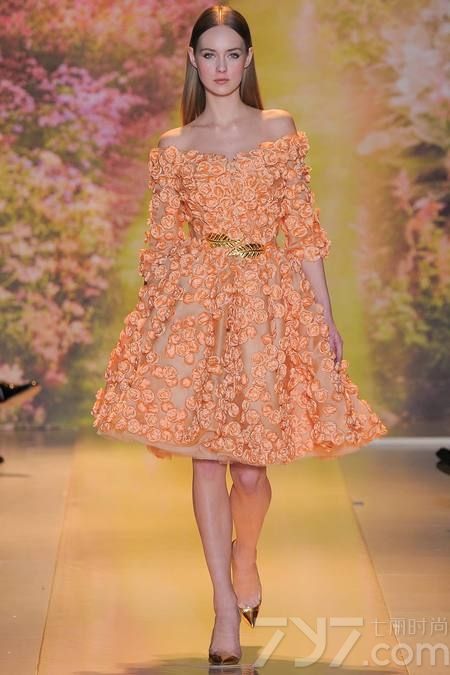 黎巴嫩时装设计师祖海·慕拉（Zuhair Murad）推出了其2014年春夏高定系列女装，该系列女装给人梦幻般的感觉，以礼服为侧重点。集浪漫的蕾丝花边、清新明亮的色彩以及闪亮的饰片和玻璃珠为一体，奢华美艳，这一切的灵感来自于春天的花园里盛开的花朵。Zuhair Murad礼服的外观华丽，轮廓非常女性化，领口的碎花装饰甜美迷人，每一件作品都是那么娇艳美丽！