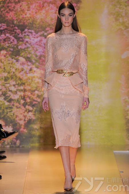 黎巴嫩时装设计师祖海·慕拉（Zuhair Murad）推出了其2014年春夏高定系列女装，该系列女装给人梦幻般的感觉，以礼服为侧重点。集浪漫的蕾丝花边、清新明亮的色彩以及闪亮的饰片和玻璃珠为一体，奢华美艳，这一切的灵感来自于春天的花园里盛开的花朵。Zuhair Murad礼服的外观华丽，轮廓非常女性化，领口的碎花装饰甜美迷人，每一件作品都是那么娇艳美丽！