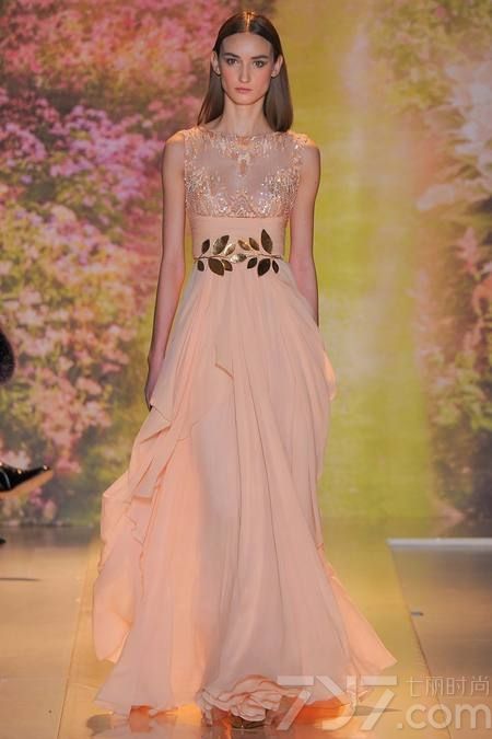 黎巴嫩时装设计师祖海·慕拉（Zuhair Murad）推出了其2014年春夏高定系列女装，该系列女装给人梦幻般的感觉，以礼服为侧重点。集浪漫的蕾丝花边、清新明亮的色彩以及闪亮的饰片和玻璃珠为一体，奢华美艳，这一切的灵感来自于春天的花园里盛开的花朵。Zuhair Murad礼服的外观华丽，轮廓非常女性化，领口的碎花装饰甜美迷人，每一件作品都是那么娇艳美丽！