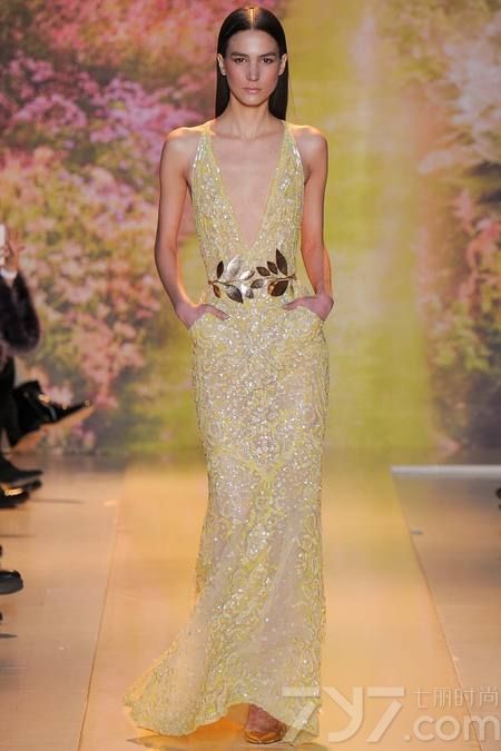 黎巴嫩时装设计师祖海·慕拉（Zuhair Murad）推出了其2014年春夏高定系列女装，该系列女装给人梦幻般的感觉，以礼服为侧重点。集浪漫的蕾丝花边、清新明亮的色彩以及闪亮的饰片和玻璃珠为一体，奢华美艳，这一切的灵感来自于春天的花园里盛开的花朵。Zuhair Murad礼服的外观华丽，轮廓非常女性化，领口的碎花装饰甜美迷人，每一件作品都是那么娇艳美丽！