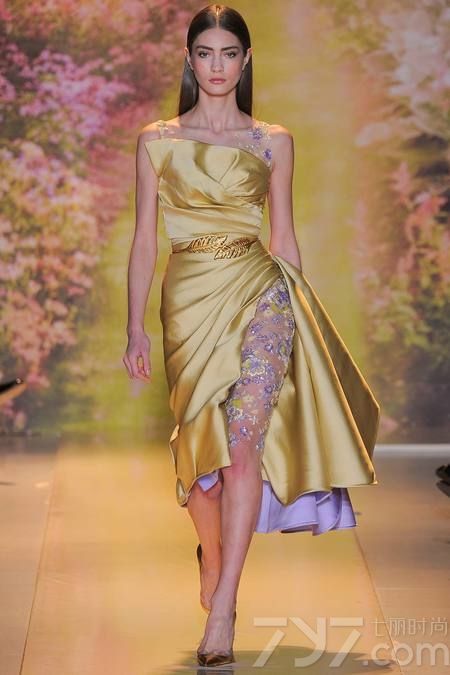 黎巴嫩时装设计师祖海·慕拉（Zuhair Murad）推出了其2014年春夏高定系列女装，该系列女装给人梦幻般的感觉，以礼服为侧重点。集浪漫的蕾丝花边、清新明亮的色彩以及闪亮的饰片和玻璃珠为一体，奢华美艳，这一切的灵感来自于春天的花园里盛开的花朵。Zuhair Murad礼服的外观华丽，轮廓非常女性化，领口的碎花装饰甜美迷人，每一件作品都是那么娇艳美丽！