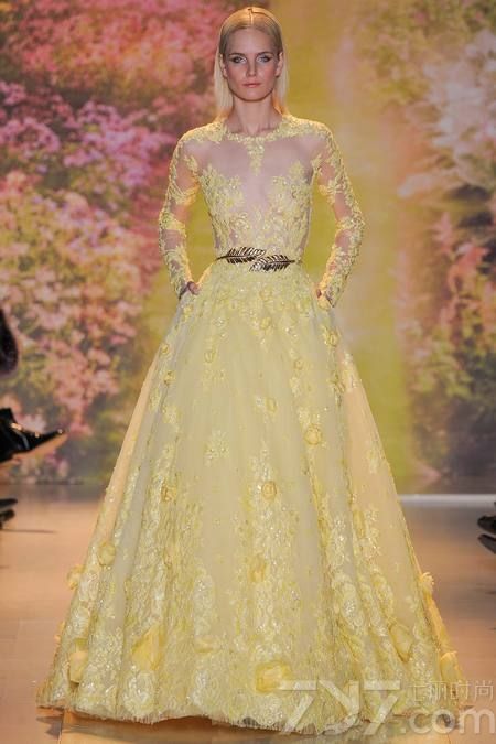 黎巴嫩时装设计师祖海·慕拉（Zuhair Murad）推出了其2014年春夏高定系列女装，该系列女装给人梦幻般的感觉，以礼服为侧重点。集浪漫的蕾丝花边、清新明亮的色彩以及闪亮的饰片和玻璃珠为一体，奢华美艳，这一切的灵感来自于春天的花园里盛开的花朵。Zuhair Murad礼服的外观华丽，轮廓非常女性化，领口的碎花装饰甜美迷人，每一件作品都是那么娇艳美丽！