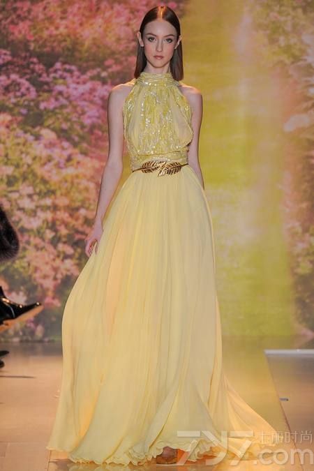 黎巴嫩时装设计师祖海·慕拉（Zuhair Murad）推出了其2014年春夏高定系列女装，该系列女装给人梦幻般的感觉，以礼服为侧重点。集浪漫的蕾丝花边、清新明亮的色彩以及闪亮的饰片和玻璃珠为一体，奢华美艳，这一切的灵感来自于春天的花园里盛开的花朵。Zuhair Murad礼服的外观华丽，轮廓非常女性化，领口的碎花装饰甜美迷人，每一件作品都是那么娇艳美丽！