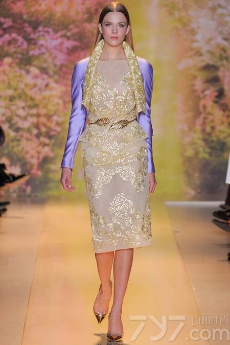 黎巴嫩时装设计师祖海·慕拉（Zuhair Murad）推出了其2014年春夏高定系列女装，该系列女装给人梦幻般的感觉，以礼服为侧重点。集浪漫的蕾丝花边、清新明亮的色彩以及闪亮的饰片和玻璃珠为一体，奢华美艳，这一切的灵感来自于春天的花园里盛开的花朵。Zuhair Murad礼服的外观华丽，轮廓非常女性化，领口的碎花装饰甜美迷人，每一件作品都是那么娇艳美丽！