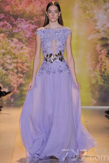 黎巴嫩时装设计师祖海·慕拉（Zuhair Murad）推出了其2014年春夏高定系列女装，该系列女装给人梦幻般的感觉，以礼服为侧重点。集浪漫的蕾丝花边、清新明亮的色彩以及闪亮的饰片和玻璃珠为一体，奢华美艳，这一切的灵感来自于春天的花园里盛开的花朵。Zuhair Murad礼服的外观华丽，轮廓非常女性化，领口的碎花装饰甜美迷人，每一件作品都是那么娇艳美丽！