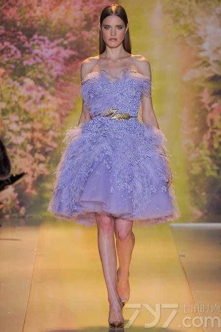 黎巴嫩时装设计师祖海·慕拉（Zuhair Murad）推出了其2014年春夏高定系列女装，该系列女装给人梦幻般的感觉，以礼服为侧重点。集浪漫的蕾丝花边、清新明亮的色彩以及闪亮的饰片和玻璃珠为一体，奢华美艳，这一切的灵感来自于春天的花园里盛开的花朵。Zuhair Murad礼服的外观华丽，轮廓非常女性化，领口的碎花装饰甜美迷人，每一件作品都是那么娇艳美丽！