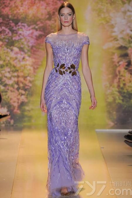 黎巴嫩时装设计师祖海·慕拉（Zuhair Murad）推出了其2014年春夏高定系列女装，该系列女装给人梦幻般的感觉，以礼服为侧重点。集浪漫的蕾丝花边、清新明亮的色彩以及闪亮的饰片和玻璃珠为一体，奢华美艳，这一切的灵感来自于春天的花园里盛开的花朵。Zuhair Murad礼服的外观华丽，轮廓非常女性化，领口的碎花装饰甜美迷人，每一件作品都是那么娇艳美丽！