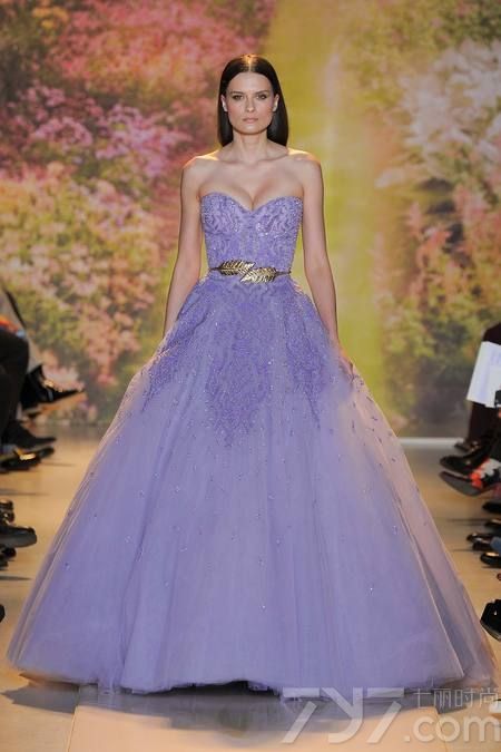 黎巴嫩时装设计师祖海·慕拉（Zuhair Murad）推出了其2014年春夏高定系列女装，该系列女装给人梦幻般的感觉，以礼服为侧重点。集浪漫的蕾丝花边、清新明亮的色彩以及闪亮的饰片和玻璃珠为一体，奢华美艳，这一切的灵感来自于春天的花园里盛开的花朵。Zuhair Murad礼服的外观华丽，轮廓非常女性化，领口的碎花装饰甜美迷人，每一件作品都是那么娇艳美丽！