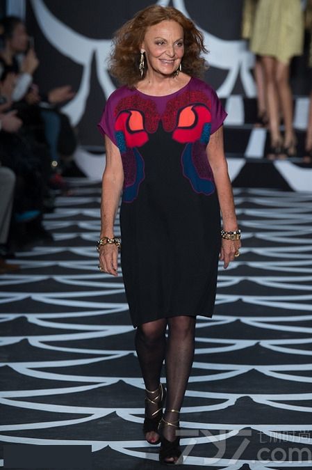  Diane Von Furstenberg发布2014秋冬装，采用了刺绣和皮草，两种元素相互融合，打造出波西米亚的不羁潇洒感，同时也融合了美式设计风格，向DVF裹身裙四十周年致敬。