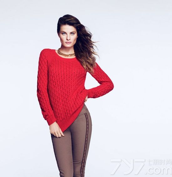 巴西超模伊莎贝莉·芳塔娜（Isabeli Fontana）近日为欧洲最大的服饰零售商H&M拍摄了一组秋冬时尚搭配画册，分别演绎了休闲针织毛衣，时尚风衣外套以及贴身秋衣等的时尚潮流搭配，一起来看看！