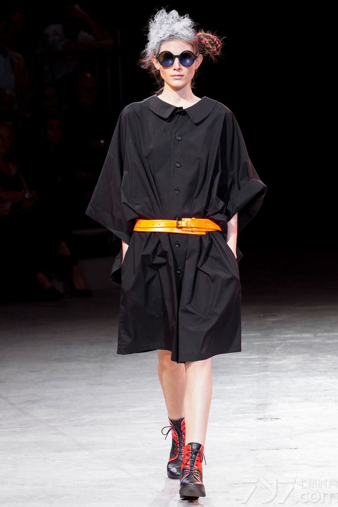 Yohji Yamamoto（山本耀司）于巴黎时装周发布2014春夏时尚女装成衣系列。山本耀司表示他赋予这一季的主题就是“无目的的兴奋”（Meaningless Excitement)。以往的很多年以来我都在不断的运用黑色，而我讨厌唯美而富于浪漫主义的色调。这一季我希望能用黑色与那些新鲜而疯狂的色彩夹杂出一种酒心巧克力般的组合。