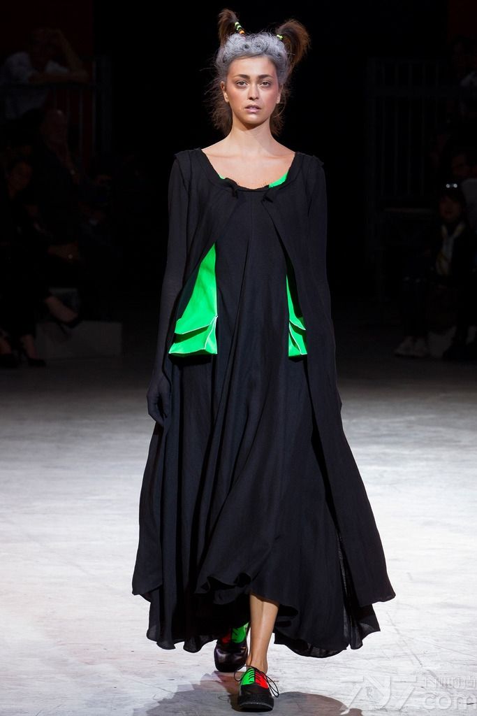 Yohji Yamamoto（山本耀司）于巴黎时装周发布2014春夏时尚女装成衣系列。山本耀司表示他赋予这一季的主题就是“无目的的兴奋”（Meaningless Excitement)。以往的很多年以来我都在不断的运用黑色，而我讨厌唯美而富于浪漫主义的色调。这一季我希望能用黑色与那些新鲜而疯狂的色彩夹杂出一种酒心巧克力般的组合。