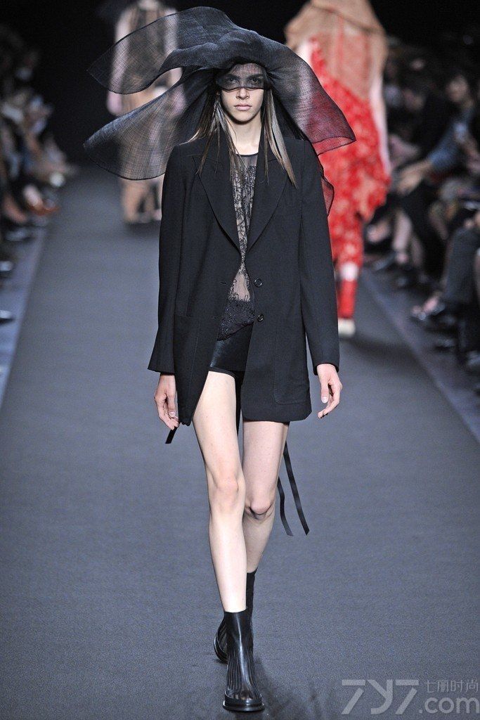 Ann Demeulemeester 于2014春夏巴黎时装周发布时尚女装成衣系列。Ann Demeulemeester品牌服装因其的独创性在服装界占有一席这地。Ann Demeulemeester的低调设计常被称为永恒的艺术品，视觉上的简约和渗透其中的复杂建筑结构，以及暗黑哥特风女性气质是设计特色所在。