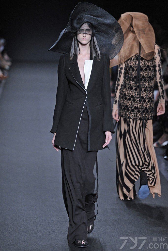 Ann Demeulemeester 于2014春夏巴黎时装周发布时尚女装成衣系列。Ann Demeulemeester品牌服装因其的独创性在服装界占有一席这地。Ann Demeulemeester的低调设计常被称为永恒的艺术品，视觉上的简约和渗透其中的复杂建筑结构，以及暗黑哥特风女性气质是设计特色所在。