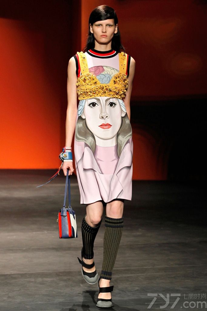 Prada普拉达于米兰时装周发布2014春夏时尚女装成衣系列。本季Miuccia Prada 带我们进入了一个色彩斑斓的纯女性世界。闪亮的宝石元素、经典的奢华皮草、鲜艳到极致的色彩碰撞，让普拉达这个牌子继续在时装界发光发热。