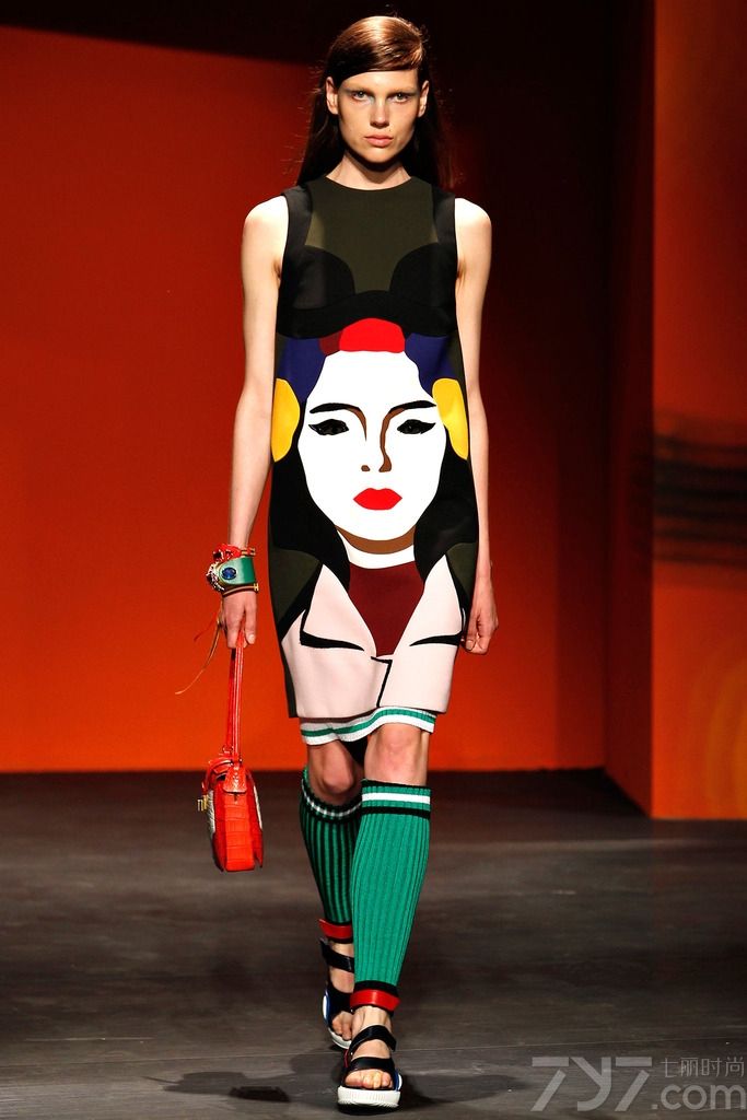 Prada普拉达于米兰时装周发布2014春夏时尚女装成衣系列。本季Miuccia Prada 带我们进入了一个色彩斑斓的纯女性世界。闪亮的宝石元素、经典的奢华皮草、鲜艳到极致的色彩碰撞，让普拉达这个牌子继续在时装界发光发热。