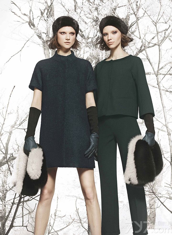 Max Mara（麦丝玛拉）副线品牌 Max Mara Studio 发布最新2013秋冬时尚女装系列广告大片，本季大片由超模 Sasha Luss 与 Kasia Struss 共同代言演绎。Max Mara Studio系列以舒适的面料，简单裁剪的廓型，色彩和印花的多样搭配，延续优雅。