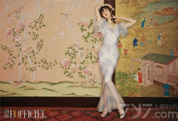 本次为2016《时装L'OFFICIEL》三月开季刊拍摄双封面，是今年开春继《悦己Self》后的第二次拍摄。而这组大片中，倪妮既有身穿帅气皮裤留着短发的酷gril模样，又有穿着充满诗情画意的长裙演绎妩媚性感的一面，满是古色古香的气息，尽显双面气质。