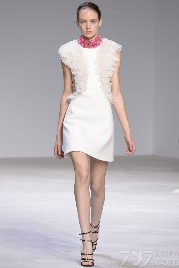 <span style="font-size:10.5pt;">本季的Giambattista Valli 2016春夏高定秀设计灵感来自巴黎著名园林芭嘉黛尔公园、皇宫花园、卢森堡公园和杜乐丽花园，花开烂漫的场景以及花瓣摇弋的美感都被一针一线的缝制在每一件服装中。</span> 
</p>
<p>
	<span style="font-size:10.5pt;">本季的高订服装仿佛勾起了对60年代服装风格的向往，肩膀和袖子被透明硬纱褶边包围，娇艳欲滴的花卉刺绣盘旋领口或从下摆延伸开来；梦幻白色雪纺吊带睡衣、珠绣作为旋转的花环围绕着紧身胸衣以及一件绣着蔷薇树枝的白色水貂短外衣，古典之中蕴藏性感。</span> 
</p>
<p>
	<span style="font-size:10.5pt;">大秀最后，盛大的舞会礼服铺陈开来，将之带入到另一个童话奇境，分层和百褶薄纱洗脱繁花在腮红的动人色彩中重生，仿佛整个秀场瞬间沉浸在柔情蜜意之中。<br />
</span><span style="font-size:10.5pt;"><span></span></span> 
</p>
