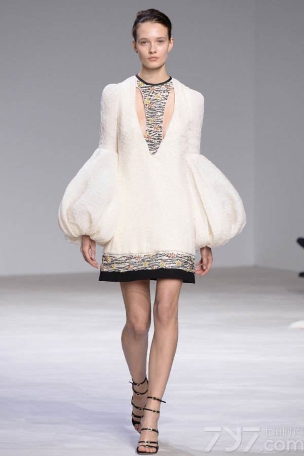 <span style="font-size:10.5pt;">本季的Giambattista Valli 2016春夏高定秀设计灵感来自巴黎著名园林芭嘉黛尔公园、皇宫花园、卢森堡公园和杜乐丽花园，花开烂漫的场景以及花瓣摇弋的美感都被一针一线的缝制在每一件服装中。</span> 
</p>
<p>
	<span style="font-size:10.5pt;">本季的高订服装仿佛勾起了对60年代服装风格的向往，肩膀和袖子被透明硬纱褶边包围，娇艳欲滴的花卉刺绣盘旋领口或从下摆延伸开来；梦幻白色雪纺吊带睡衣、珠绣作为旋转的花环围绕着紧身胸衣以及一件绣着蔷薇树枝的白色水貂短外衣，古典之中蕴藏性感。</span> 
</p>
<p>
	<span style="font-size:10.5pt;">大秀最后，盛大的舞会礼服铺陈开来，将之带入到另一个童话奇境，分层和百褶薄纱洗脱繁花在腮红的动人色彩中重生，仿佛整个秀场瞬间沉浸在柔情蜜意之中。<br />
</span><span style="font-size:10.5pt;"><span></span></span> 
</p>
