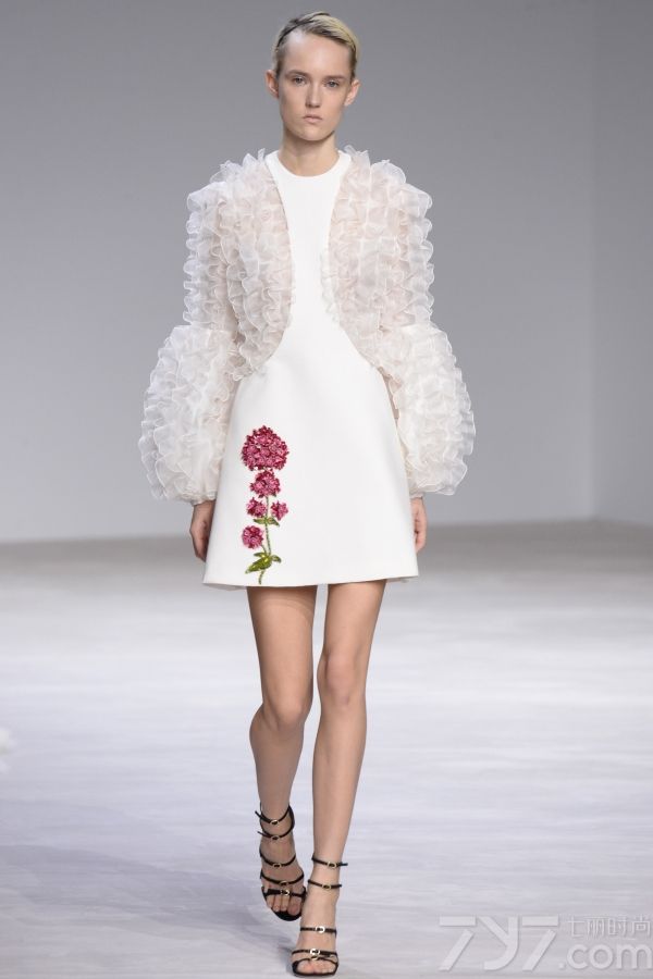 <span style="font-size:10.5pt;">本季的Giambattista Valli 2016春夏高定秀设计灵感来自巴黎著名园林芭嘉黛尔公园、皇宫花园、卢森堡公园和杜乐丽花园，花开烂漫的场景以及花瓣摇弋的美感都被一针一线的缝制在每一件服装中。</span> 
</p>
<p>
	<span style="font-size:10.5pt;">本季的高订服装仿佛勾起了对60年代服装风格的向往，肩膀和袖子被透明硬纱褶边包围，娇艳欲滴的花卉刺绣盘旋领口或从下摆延伸开来；梦幻白色雪纺吊带睡衣、珠绣作为旋转的花环围绕着紧身胸衣以及一件绣着蔷薇树枝的白色水貂短外衣，古典之中蕴藏性感。</span> 
</p>
<p>
	<span style="font-size:10.5pt;">大秀最后，盛大的舞会礼服铺陈开来，将之带入到另一个童话奇境，分层和百褶薄纱洗脱繁花在腮红的动人色彩中重生，仿佛整个秀场瞬间沉浸在柔情蜜意之中。<br />
</span><span style="font-size:10.5pt;"><span></span></span> 
</p>
