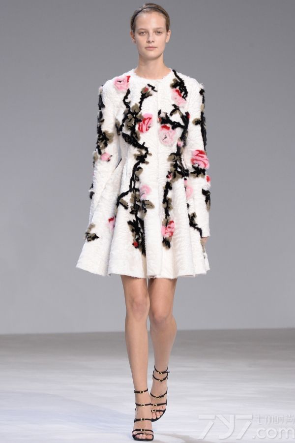 <span style="font-size:10.5pt;">本季的Giambattista Valli 2016春夏高定秀设计灵感来自巴黎著名园林芭嘉黛尔公园、皇宫花园、卢森堡公园和杜乐丽花园，花开烂漫的场景以及花瓣摇弋的美感都被一针一线的缝制在每一件服装中。</span> 
</p>
<p>
	<span style="font-size:10.5pt;">本季的高订服装仿佛勾起了对60年代服装风格的向往，肩膀和袖子被透明硬纱褶边包围，娇艳欲滴的花卉刺绣盘旋领口或从下摆延伸开来；梦幻白色雪纺吊带睡衣、珠绣作为旋转的花环围绕着紧身胸衣以及一件绣着蔷薇树枝的白色水貂短外衣，古典之中蕴藏性感。</span> 
</p>
<p>
	<span style="font-size:10.5pt;">大秀最后，盛大的舞会礼服铺陈开来，将之带入到另一个童话奇境，分层和百褶薄纱洗脱繁花在腮红的动人色彩中重生，仿佛整个秀场瞬间沉浸在柔情蜜意之中。<br />
</span><span style="font-size:10.5pt;"><span></span></span> 
</p>
