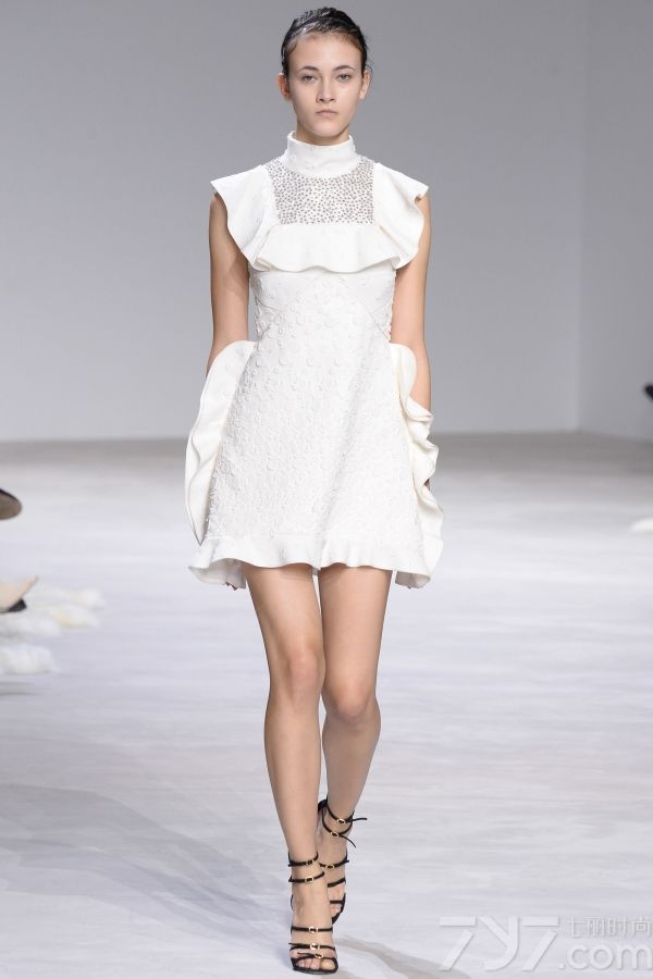 <span style="font-size:10.5pt;">本季的Giambattista Valli 2016春夏高定秀设计灵感来自巴黎著名园林芭嘉黛尔公园、皇宫花园、卢森堡公园和杜乐丽花园，花开烂漫的场景以及花瓣摇弋的美感都被一针一线的缝制在每一件服装中。</span> 
</p>
<p>
	<span style="font-size:10.5pt;">本季的高订服装仿佛勾起了对60年代服装风格的向往，肩膀和袖子被透明硬纱褶边包围，娇艳欲滴的花卉刺绣盘旋领口或从下摆延伸开来；梦幻白色雪纺吊带睡衣、珠绣作为旋转的花环围绕着紧身胸衣以及一件绣着蔷薇树枝的白色水貂短外衣，古典之中蕴藏性感。</span> 
</p>
<p>
	<span style="font-size:10.5pt;">大秀最后，盛大的舞会礼服铺陈开来，将之带入到另一个童话奇境，分层和百褶薄纱洗脱繁花在腮红的动人色彩中重生，仿佛整个秀场瞬间沉浸在柔情蜜意之中。<br />
</span><span style="font-size:10.5pt;"><span></span></span> 
</p>
