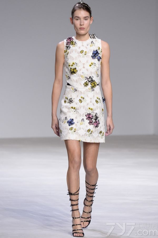 <span style="font-size:10.5pt;">本季的Giambattista Valli 2016春夏高定秀设计灵感来自巴黎著名园林芭嘉黛尔公园、皇宫花园、卢森堡公园和杜乐丽花园，花开烂漫的场景以及花瓣摇弋的美感都被一针一线的缝制在每一件服装中。</span> 
</p>
<p>
	<span style="font-size:10.5pt;">本季的高订服装仿佛勾起了对60年代服装风格的向往，肩膀和袖子被透明硬纱褶边包围，娇艳欲滴的花卉刺绣盘旋领口或从下摆延伸开来；梦幻白色雪纺吊带睡衣、珠绣作为旋转的花环围绕着紧身胸衣以及一件绣着蔷薇树枝的白色水貂短外衣，古典之中蕴藏性感。</span> 
</p>
<p>
	<span style="font-size:10.5pt;">大秀最后，盛大的舞会礼服铺陈开来，将之带入到另一个童话奇境，分层和百褶薄纱洗脱繁花在腮红的动人色彩中重生，仿佛整个秀场瞬间沉浸在柔情蜜意之中。<br />
</span><span style="font-size:10.5pt;"><span></span></span> 
</p>
