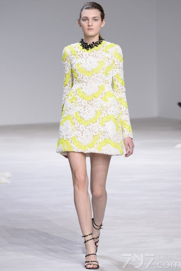 <span style="font-size:10.5pt;">本季的Giambattista Valli 2016春夏高定秀设计灵感来自巴黎著名园林芭嘉黛尔公园、皇宫花园、卢森堡公园和杜乐丽花园，花开烂漫的场景以及花瓣摇弋的美感都被一针一线的缝制在每一件服装中。</span> 
</p>
<p>
	<span style="font-size:10.5pt;">本季的高订服装仿佛勾起了对60年代服装风格的向往，肩膀和袖子被透明硬纱褶边包围，娇艳欲滴的花卉刺绣盘旋领口或从下摆延伸开来；梦幻白色雪纺吊带睡衣、珠绣作为旋转的花环围绕着紧身胸衣以及一件绣着蔷薇树枝的白色水貂短外衣，古典之中蕴藏性感。</span> 
</p>
<p>
	<span style="font-size:10.5pt;">大秀最后，盛大的舞会礼服铺陈开来，将之带入到另一个童话奇境，分层和百褶薄纱洗脱繁花在腮红的动人色彩中重生，仿佛整个秀场瞬间沉浸在柔情蜜意之中。<br />
</span><span style="font-size:10.5pt;"><span></span></span> 
</p>
