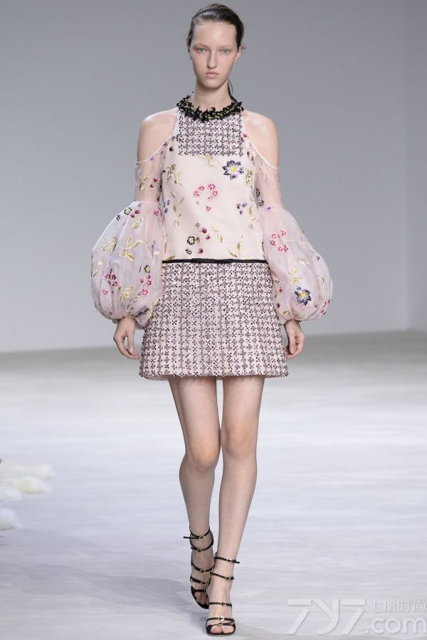 <span style="font-size:10.5pt;">本季的Giambattista Valli 2016春夏高定秀设计灵感来自巴黎著名园林芭嘉黛尔公园、皇宫花园、卢森堡公园和杜乐丽花园，花开烂漫的场景以及花瓣摇弋的美感都被一针一线的缝制在每一件服装中。</span> 
</p>
<p>
	<span style="font-size:10.5pt;">本季的高订服装仿佛勾起了对60年代服装风格的向往，肩膀和袖子被透明硬纱褶边包围，娇艳欲滴的花卉刺绣盘旋领口或从下摆延伸开来；梦幻白色雪纺吊带睡衣、珠绣作为旋转的花环围绕着紧身胸衣以及一件绣着蔷薇树枝的白色水貂短外衣，古典之中蕴藏性感。</span> 
</p>
<p>
	<span style="font-size:10.5pt;">大秀最后，盛大的舞会礼服铺陈开来，将之带入到另一个童话奇境，分层和百褶薄纱洗脱繁花在腮红的动人色彩中重生，仿佛整个秀场瞬间沉浸在柔情蜜意之中。<br />
</span><span style="font-size:10.5pt;"><span></span></span> 
</p>
