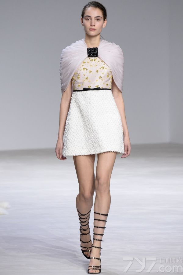 <span style="font-size:10.5pt;">本季的Giambattista Valli 2016春夏高定秀设计灵感来自巴黎著名园林芭嘉黛尔公园、皇宫花园、卢森堡公园和杜乐丽花园，花开烂漫的场景以及花瓣摇弋的美感都被一针一线的缝制在每一件服装中。</span> 
</p>
<p>
	<span style="font-size:10.5pt;">本季的高订服装仿佛勾起了对60年代服装风格的向往，肩膀和袖子被透明硬纱褶边包围，娇艳欲滴的花卉刺绣盘旋领口或从下摆延伸开来；梦幻白色雪纺吊带睡衣、珠绣作为旋转的花环围绕着紧身胸衣以及一件绣着蔷薇树枝的白色水貂短外衣，古典之中蕴藏性感。</span> 
</p>
<p>
	<span style="font-size:10.5pt;">大秀最后，盛大的舞会礼服铺陈开来，将之带入到另一个童话奇境，分层和百褶薄纱洗脱繁花在腮红的动人色彩中重生，仿佛整个秀场瞬间沉浸在柔情蜜意之中。<br />
</span><span style="font-size:10.5pt;"><span></span></span> 
</p>
