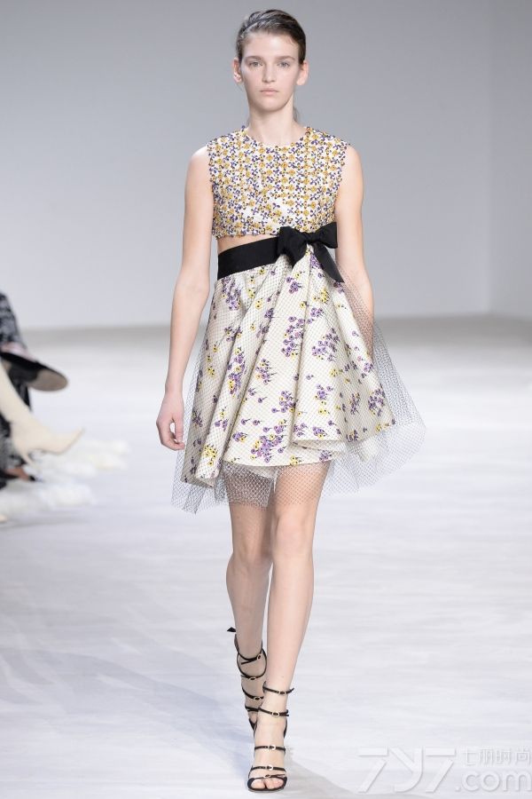 <span style="font-size:10.5pt;">本季的Giambattista Valli 2016春夏高定秀设计灵感来自巴黎著名园林芭嘉黛尔公园、皇宫花园、卢森堡公园和杜乐丽花园，花开烂漫的场景以及花瓣摇弋的美感都被一针一线的缝制在每一件服装中。</span> 
</p>
<p>
	<span style="font-size:10.5pt;">本季的高订服装仿佛勾起了对60年代服装风格的向往，肩膀和袖子被透明硬纱褶边包围，娇艳欲滴的花卉刺绣盘旋领口或从下摆延伸开来；梦幻白色雪纺吊带睡衣、珠绣作为旋转的花环围绕着紧身胸衣以及一件绣着蔷薇树枝的白色水貂短外衣，古典之中蕴藏性感。</span> 
</p>
<p>
	<span style="font-size:10.5pt;">大秀最后，盛大的舞会礼服铺陈开来，将之带入到另一个童话奇境，分层和百褶薄纱洗脱繁花在腮红的动人色彩中重生，仿佛整个秀场瞬间沉浸在柔情蜜意之中。<br />
</span><span style="font-size:10.5pt;"><span></span></span> 
</p>
