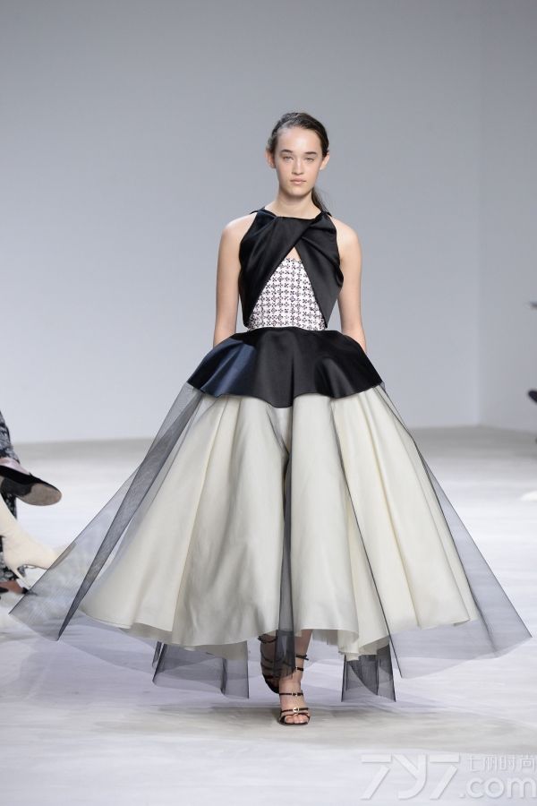 <span style="font-size:10.5pt;">本季的Giambattista Valli 2016春夏高定秀设计灵感来自巴黎著名园林芭嘉黛尔公园、皇宫花园、卢森堡公园和杜乐丽花园，花开烂漫的场景以及花瓣摇弋的美感都被一针一线的缝制在每一件服装中。</span> 
</p>
<p>
	<span style="font-size:10.5pt;">本季的高订服装仿佛勾起了对60年代服装风格的向往，肩膀和袖子被透明硬纱褶边包围，娇艳欲滴的花卉刺绣盘旋领口或从下摆延伸开来；梦幻白色雪纺吊带睡衣、珠绣作为旋转的花环围绕着紧身胸衣以及一件绣着蔷薇树枝的白色水貂短外衣，古典之中蕴藏性感。</span> 
</p>
<p>
	<span style="font-size:10.5pt;">大秀最后，盛大的舞会礼服铺陈开来，将之带入到另一个童话奇境，分层和百褶薄纱洗脱繁花在腮红的动人色彩中重生，仿佛整个秀场瞬间沉浸在柔情蜜意之中。<br />
</span><span style="font-size:10.5pt;"><span></span></span> 
</p>
