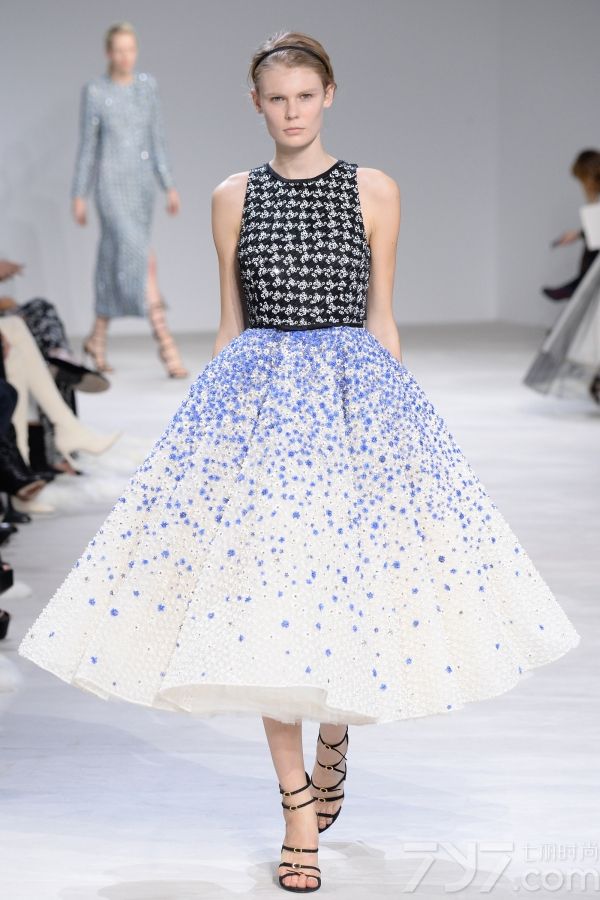 <span style="font-size:10.5pt;">本季的Giambattista Valli 2016春夏高定秀设计灵感来自巴黎著名园林芭嘉黛尔公园、皇宫花园、卢森堡公园和杜乐丽花园，花开烂漫的场景以及花瓣摇弋的美感都被一针一线的缝制在每一件服装中。</span> 
</p>
<p>
	<span style="font-size:10.5pt;">本季的高订服装仿佛勾起了对60年代服装风格的向往，肩膀和袖子被透明硬纱褶边包围，娇艳欲滴的花卉刺绣盘旋领口或从下摆延伸开来；梦幻白色雪纺吊带睡衣、珠绣作为旋转的花环围绕着紧身胸衣以及一件绣着蔷薇树枝的白色水貂短外衣，古典之中蕴藏性感。</span> 
</p>
<p>
	<span style="font-size:10.5pt;">大秀最后，盛大的舞会礼服铺陈开来，将之带入到另一个童话奇境，分层和百褶薄纱洗脱繁花在腮红的动人色彩中重生，仿佛整个秀场瞬间沉浸在柔情蜜意之中。<br />
</span><span style="font-size:10.5pt;"><span></span></span> 
</p>
