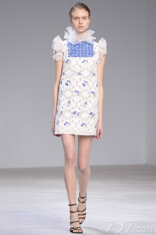 <span style="font-size:10.5pt;">本季的Giambattista Valli 2016春夏高定秀设计灵感来自巴黎著名园林芭嘉黛尔公园、皇宫花园、卢森堡公园和杜乐丽花园，花开烂漫的场景以及花瓣摇弋的美感都被一针一线的缝制在每一件服装中。</span> 
</p>
<p>
	<span style="font-size:10.5pt;">本季的高订服装仿佛勾起了对60年代服装风格的向往，肩膀和袖子被透明硬纱褶边包围，娇艳欲滴的花卉刺绣盘旋领口或从下摆延伸开来；梦幻白色雪纺吊带睡衣、珠绣作为旋转的花环围绕着紧身胸衣以及一件绣着蔷薇树枝的白色水貂短外衣，古典之中蕴藏性感。</span> 
</p>
<p>
	<span style="font-size:10.5pt;">大秀最后，盛大的舞会礼服铺陈开来，将之带入到另一个童话奇境，分层和百褶薄纱洗脱繁花在腮红的动人色彩中重生，仿佛整个秀场瞬间沉浸在柔情蜜意之中。<br />
</span><span style="font-size:10.5pt;"><span></span></span> 
</p>
