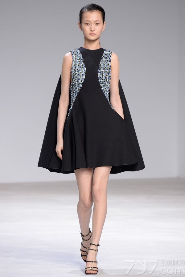 <span style="font-size:10.5pt;">本季的Giambattista Valli 2016春夏高定秀设计灵感来自巴黎著名园林芭嘉黛尔公园、皇宫花园、卢森堡公园和杜乐丽花园，花开烂漫的场景以及花瓣摇弋的美感都被一针一线的缝制在每一件服装中。</span> 
</p>
<p>
	<span style="font-size:10.5pt;">本季的高订服装仿佛勾起了对60年代服装风格的向往，肩膀和袖子被透明硬纱褶边包围，娇艳欲滴的花卉刺绣盘旋领口或从下摆延伸开来；梦幻白色雪纺吊带睡衣、珠绣作为旋转的花环围绕着紧身胸衣以及一件绣着蔷薇树枝的白色水貂短外衣，古典之中蕴藏性感。</span> 
</p>
<p>
	<span style="font-size:10.5pt;">大秀最后，盛大的舞会礼服铺陈开来，将之带入到另一个童话奇境，分层和百褶薄纱洗脱繁花在腮红的动人色彩中重生，仿佛整个秀场瞬间沉浸在柔情蜜意之中。<br />
</span><span style="font-size:10.5pt;"><span></span></span> 
</p>
