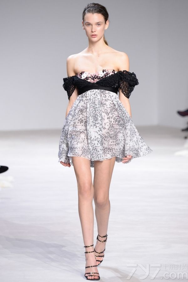 <span style="font-size:10.5pt;">本季的Giambattista Valli 2016春夏高定秀设计灵感来自巴黎著名园林芭嘉黛尔公园、皇宫花园、卢森堡公园和杜乐丽花园，花开烂漫的场景以及花瓣摇弋的美感都被一针一线的缝制在每一件服装中。</span> 
</p>
<p>
	<span style="font-size:10.5pt;">本季的高订服装仿佛勾起了对60年代服装风格的向往，肩膀和袖子被透明硬纱褶边包围，娇艳欲滴的花卉刺绣盘旋领口或从下摆延伸开来；梦幻白色雪纺吊带睡衣、珠绣作为旋转的花环围绕着紧身胸衣以及一件绣着蔷薇树枝的白色水貂短外衣，古典之中蕴藏性感。</span> 
</p>
<p>
	<span style="font-size:10.5pt;">大秀最后，盛大的舞会礼服铺陈开来，将之带入到另一个童话奇境，分层和百褶薄纱洗脱繁花在腮红的动人色彩中重生，仿佛整个秀场瞬间沉浸在柔情蜜意之中。<br />
</span><span style="font-size:10.5pt;"><span></span></span> 
</p>
