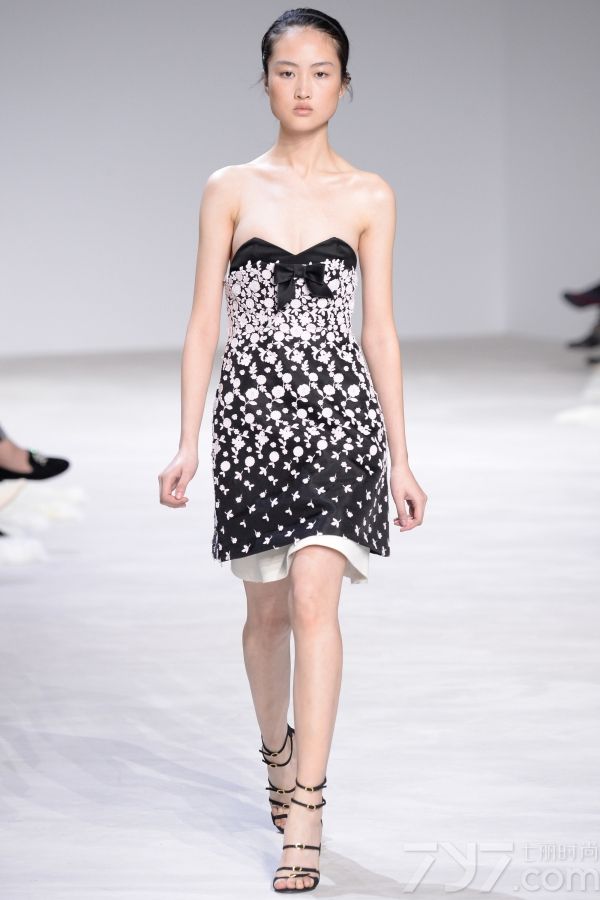 <span style="font-size:10.5pt;">本季的Giambattista Valli 2016春夏高定秀设计灵感来自巴黎著名园林芭嘉黛尔公园、皇宫花园、卢森堡公园和杜乐丽花园，花开烂漫的场景以及花瓣摇弋的美感都被一针一线的缝制在每一件服装中。</span> 
</p>
<p>
	<span style="font-size:10.5pt;">本季的高订服装仿佛勾起了对60年代服装风格的向往，肩膀和袖子被透明硬纱褶边包围，娇艳欲滴的花卉刺绣盘旋领口或从下摆延伸开来；梦幻白色雪纺吊带睡衣、珠绣作为旋转的花环围绕着紧身胸衣以及一件绣着蔷薇树枝的白色水貂短外衣，古典之中蕴藏性感。</span> 
</p>
<p>
	<span style="font-size:10.5pt;">大秀最后，盛大的舞会礼服铺陈开来，将之带入到另一个童话奇境，分层和百褶薄纱洗脱繁花在腮红的动人色彩中重生，仿佛整个秀场瞬间沉浸在柔情蜜意之中。<br />
</span><span style="font-size:10.5pt;"><span></span></span> 
</p>
