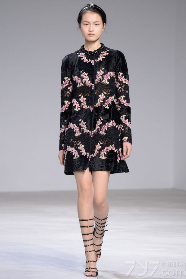 <span style="font-size:10.5pt;">本季的Giambattista Valli 2016春夏高定秀设计灵感来自巴黎著名园林芭嘉黛尔公园、皇宫花园、卢森堡公园和杜乐丽花园，花开烂漫的场景以及花瓣摇弋的美感都被一针一线的缝制在每一件服装中。</span> 
</p>
<p>
	<span style="font-size:10.5pt;">本季的高订服装仿佛勾起了对60年代服装风格的向往，肩膀和袖子被透明硬纱褶边包围，娇艳欲滴的花卉刺绣盘旋领口或从下摆延伸开来；梦幻白色雪纺吊带睡衣、珠绣作为旋转的花环围绕着紧身胸衣以及一件绣着蔷薇树枝的白色水貂短外衣，古典之中蕴藏性感。</span> 
</p>
<p>
	<span style="font-size:10.5pt;">大秀最后，盛大的舞会礼服铺陈开来，将之带入到另一个童话奇境，分层和百褶薄纱洗脱繁花在腮红的动人色彩中重生，仿佛整个秀场瞬间沉浸在柔情蜜意之中。<br />
</span><span style="font-size:10.5pt;"><span></span></span> 
</p>
