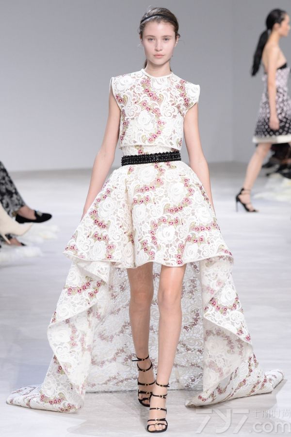 <span style="font-size:10.5pt;">本季的Giambattista Valli 2016春夏高定秀设计灵感来自巴黎著名园林芭嘉黛尔公园、皇宫花园、卢森堡公园和杜乐丽花园，花开烂漫的场景以及花瓣摇弋的美感都被一针一线的缝制在每一件服装中。</span> 
</p>
<p>
	<span style="font-size:10.5pt;">本季的高订服装仿佛勾起了对60年代服装风格的向往，肩膀和袖子被透明硬纱褶边包围，娇艳欲滴的花卉刺绣盘旋领口或从下摆延伸开来；梦幻白色雪纺吊带睡衣、珠绣作为旋转的花环围绕着紧身胸衣以及一件绣着蔷薇树枝的白色水貂短外衣，古典之中蕴藏性感。</span> 
</p>
<p>
	<span style="font-size:10.5pt;">大秀最后，盛大的舞会礼服铺陈开来，将之带入到另一个童话奇境，分层和百褶薄纱洗脱繁花在腮红的动人色彩中重生，仿佛整个秀场瞬间沉浸在柔情蜜意之中。<br />
</span><span style="font-size:10.5pt;"><span></span></span> 
</p>
