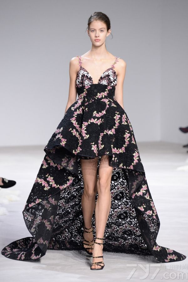 <span style="font-size:10.5pt;">本季的Giambattista Valli 2016春夏高定秀设计灵感来自巴黎著名园林芭嘉黛尔公园、皇宫花园、卢森堡公园和杜乐丽花园，花开烂漫的场景以及花瓣摇弋的美感都被一针一线的缝制在每一件服装中。</span> 
</p>
<p>
	<span style="font-size:10.5pt;">本季的高订服装仿佛勾起了对60年代服装风格的向往，肩膀和袖子被透明硬纱褶边包围，娇艳欲滴的花卉刺绣盘旋领口或从下摆延伸开来；梦幻白色雪纺吊带睡衣、珠绣作为旋转的花环围绕着紧身胸衣以及一件绣着蔷薇树枝的白色水貂短外衣，古典之中蕴藏性感。</span> 
</p>
<p>
	<span style="font-size:10.5pt;">大秀最后，盛大的舞会礼服铺陈开来，将之带入到另一个童话奇境，分层和百褶薄纱洗脱繁花在腮红的动人色彩中重生，仿佛整个秀场瞬间沉浸在柔情蜜意之中。<br />
</span><span style="font-size:10.5pt;"><span></span></span> 
</p>
