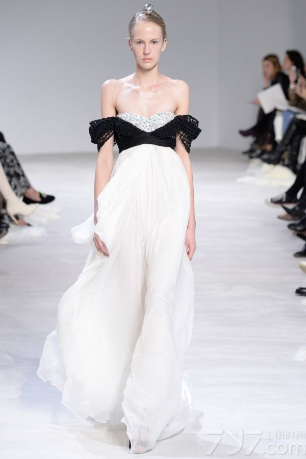 <span style="font-size:10.5pt;">本季的Giambattista Valli 2016春夏高定秀设计灵感来自巴黎著名园林芭嘉黛尔公园、皇宫花园、卢森堡公园和杜乐丽花园，花开烂漫的场景以及花瓣摇弋的美感都被一针一线的缝制在每一件服装中。</span> 
</p>
<p>
	<span style="font-size:10.5pt;">本季的高订服装仿佛勾起了对60年代服装风格的向往，肩膀和袖子被透明硬纱褶边包围，娇艳欲滴的花卉刺绣盘旋领口或从下摆延伸开来；梦幻白色雪纺吊带睡衣、珠绣作为旋转的花环围绕着紧身胸衣以及一件绣着蔷薇树枝的白色水貂短外衣，古典之中蕴藏性感。</span> 
</p>
<p>
	<span style="font-size:10.5pt;">大秀最后，盛大的舞会礼服铺陈开来，将之带入到另一个童话奇境，分层和百褶薄纱洗脱繁花在腮红的动人色彩中重生，仿佛整个秀场瞬间沉浸在柔情蜜意之中。<br />
</span><span style="font-size:10.5pt;"><span></span></span> 
</p>
