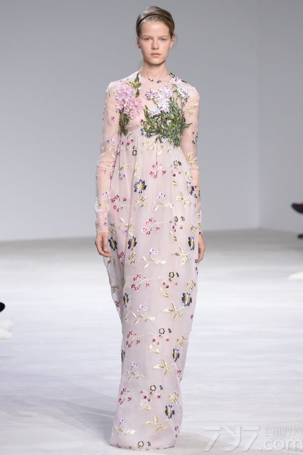 <span style="font-size:10.5pt;">本季的Giambattista Valli 2016春夏高定秀设计灵感来自巴黎著名园林芭嘉黛尔公园、皇宫花园、卢森堡公园和杜乐丽花园，花开烂漫的场景以及花瓣摇弋的美感都被一针一线的缝制在每一件服装中。</span> 
</p>
<p>
	<span style="font-size:10.5pt;">本季的高订服装仿佛勾起了对60年代服装风格的向往，肩膀和袖子被透明硬纱褶边包围，娇艳欲滴的花卉刺绣盘旋领口或从下摆延伸开来；梦幻白色雪纺吊带睡衣、珠绣作为旋转的花环围绕着紧身胸衣以及一件绣着蔷薇树枝的白色水貂短外衣，古典之中蕴藏性感。</span> 
</p>
<p>
	<span style="font-size:10.5pt;">大秀最后，盛大的舞会礼服铺陈开来，将之带入到另一个童话奇境，分层和百褶薄纱洗脱繁花在腮红的动人色彩中重生，仿佛整个秀场瞬间沉浸在柔情蜜意之中。<br />
</span><span style="font-size:10.5pt;"><span></span></span> 
</p>
