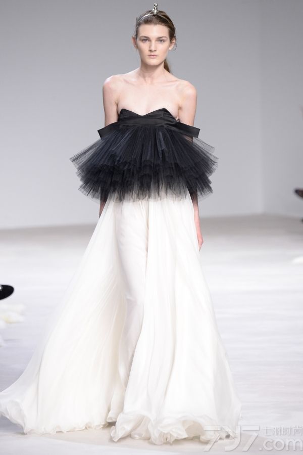 <span style="font-size:10.5pt;">本季的Giambattista Valli 2016春夏高定秀设计灵感来自巴黎著名园林芭嘉黛尔公园、皇宫花园、卢森堡公园和杜乐丽花园，花开烂漫的场景以及花瓣摇弋的美感都被一针一线的缝制在每一件服装中。</span> 
</p>
<p>
	<span style="font-size:10.5pt;">本季的高订服装仿佛勾起了对60年代服装风格的向往，肩膀和袖子被透明硬纱褶边包围，娇艳欲滴的花卉刺绣盘旋领口或从下摆延伸开来；梦幻白色雪纺吊带睡衣、珠绣作为旋转的花环围绕着紧身胸衣以及一件绣着蔷薇树枝的白色水貂短外衣，古典之中蕴藏性感。</span> 
</p>
<p>
	<span style="font-size:10.5pt;">大秀最后，盛大的舞会礼服铺陈开来，将之带入到另一个童话奇境，分层和百褶薄纱洗脱繁花在腮红的动人色彩中重生，仿佛整个秀场瞬间沉浸在柔情蜜意之中。<br />
</span><span style="font-size:10.5pt;"><span></span></span> 
</p>
